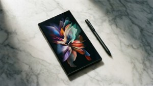 自上而下俯瞰大理石桌面上的S24 Ultra与S Pen