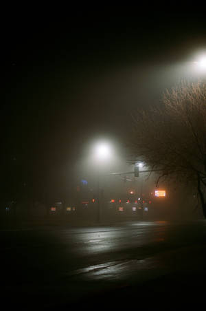 空旷的夜间街道与发光路灯壁纸 — 夜晚 壁紙