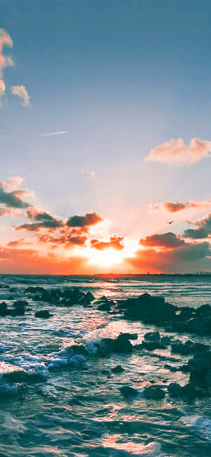 寧靜海洋上的燦爛夕陽雲彩 — 小米18 Pro 壁紙