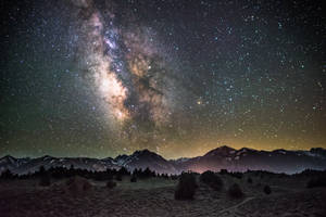 山巒之上的星空壁紙