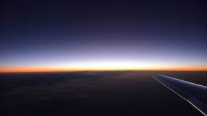 飛機窗外夕陽天空壁紙 — 黄昏 壁紙
