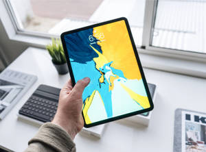 手持 Apple iPad Pro 的人 — iPad Mini 壁紙