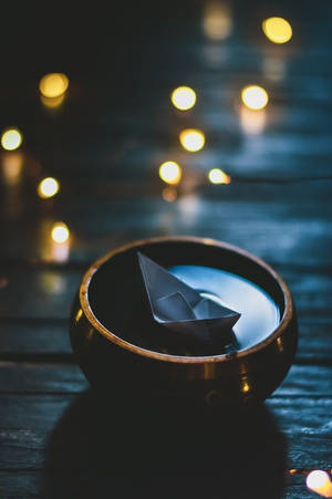 摺紙小船漂浮在碗中