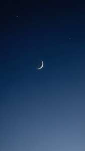 極簡風格的夜空，點綴著一彎新月與一顆星。 — 天空景观 壁紙