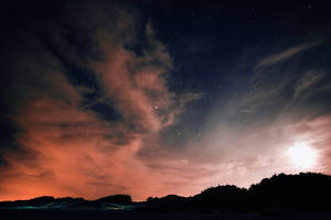粉色夜空与云朵壁纸 — 夜晚 壁紙