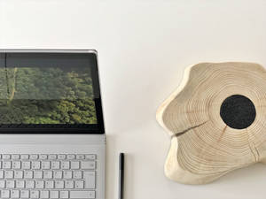 白色與黑色筆記型電腦 — Surface 壁紙