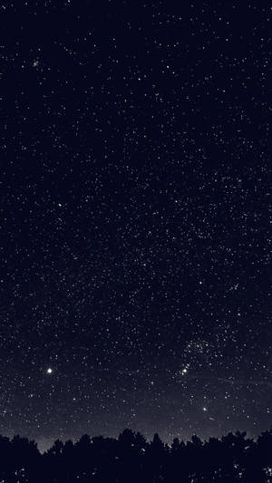 暗夜模式中天空闪耀的繁星