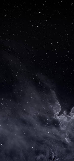 暗色模式中云层天空里的繁星 — 夜空 壁紙