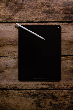 木桌上的 Apple iPad Pro — iPad Mini 壁紙