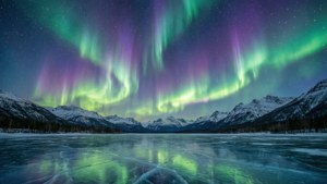 北極光映照在冰凍的湖面與積雪的山巒之上。 — 天空景观 壁紙