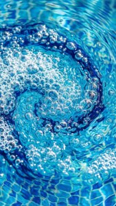 泳池水中氯色漩渦的微距抽象
