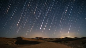 流星雨划过沙漠沙丘上方的夜空。 — 天空景观 壁紙