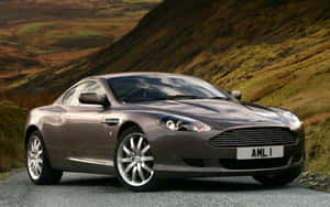 流暢的Aston Martin DB9馳騁開闊道路 — Steam Deck OLED 壁紙