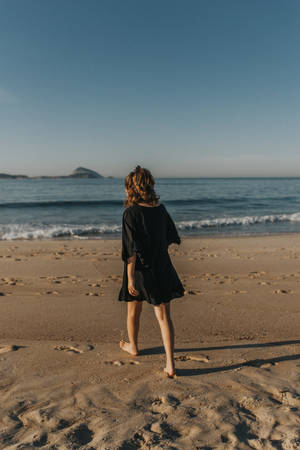 海灘美學岸邊女子