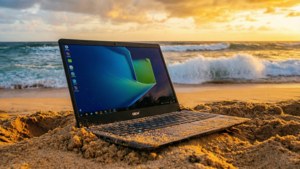 一台Chromebook在沙灘上，夕陽美景中靜置。