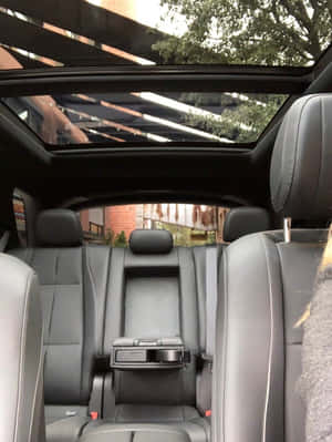家庭車在山景公路之旅中 — HMD Terra M 壁紙