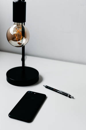 iPhone桌面與燈 — 小米平板8 Pro 壁紙