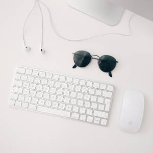 簡約桌布，白色Apple MAC配置，包含iMAC、無線鍵盤、Magic Mouse和耳機。