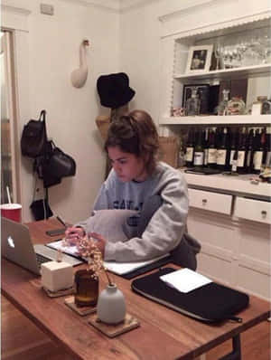 讀書女孩圖片 — MacBook 壁紙