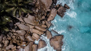 空拍岩石沙灘海浪地貌 — 海洋 壁紙