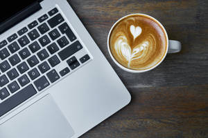 簡約Mac工作空間，融入自然氣息 — 美學 MacBook 壁紙