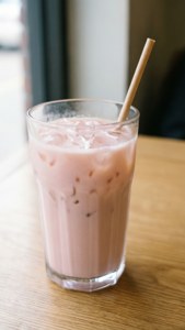 清爽的浅粉色冰咖啡，完美美学饮品。 — 淺粉美學 壁紙
