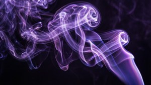 優雅的紫色煙霧在深色背景中盤旋，神秘而富有藝術感。 — 紫色 壁紙
