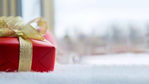 雪中窗台上红金配色的圣诞礼物精致特写。 — 圣诞礼物 壁紙
