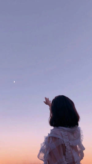 美型手机女孩与晴朗天空 — 唯美月亮 壁紙