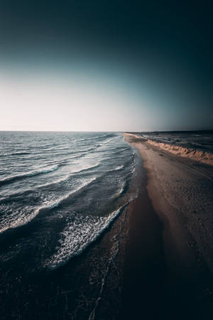 海岸邊的海浪與暗色地平線。
