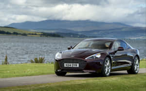 行駛中的 Aston Martin Rapide S — Steam Deck 壁紙