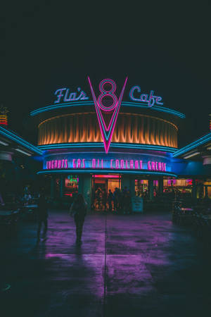 迪士尼加州冒險樂園 Flo's V8 咖啡館的熱鬧氛圍 — 夜晚 壁紙