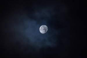 午夜時分，明亮的月亮在黑暗的天空中閃耀。滿月高懸，清晰可見其表面的隕石坑。