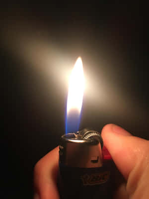 打火機圖片 — 夜晚 壁紙