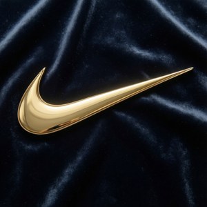 在深色天鵝絨上閃亮的金色Nike勾勾 — Pixel Watch 4 壁紙