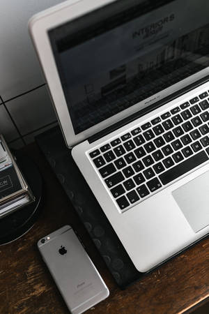 银色MacBook的iPhone桌面 — 小米平板7 Ultra 壁紙
