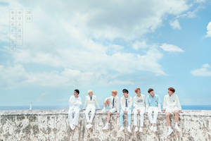 防弹少年团桌面坐在天空下的石墙边 — BTS 桌面 壁紙