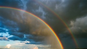 暴風雨後出現的雙彩虹，背景是烏雲密布。 — 天空景观 壁紙
