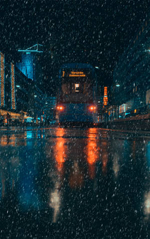 桌布預覽：雨、交通、城市、夜晚、夜間 — Galaxy Tab S9 Ultra 壁紙