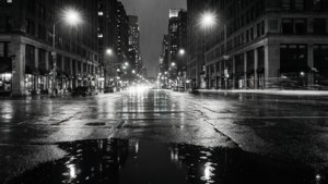 黑白雨夜城市景观，倒影映衬，氛围忧郁。 — 黑色美学 壁紙