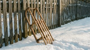 雪地中的复古木制雪橇，充满怀旧气息。 — 美學聖誕 壁紙