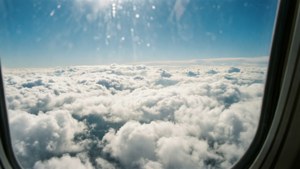 從飛機上俯瞰，上方是藍天，下方是白雲。 — 天空景观 壁紙
