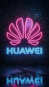 華為標誌以霓虹燈呈現在磚牆上，賽博龐克夜景。
