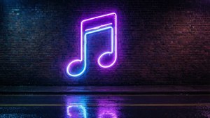 湿漉昏暗街道上的赛博朋克霓虹音乐符号招牌。 — 音樂美學 壁紙