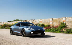 風景道路上奔馳的 Aston Martin Vanquish — Steam Deck 壁紙