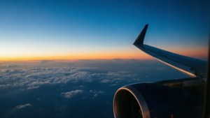從飛機窗戶看到的天空景色，有雲朵和機翼。 — 天空景观 壁紙