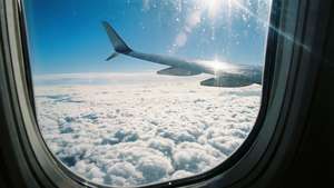 從飛機窗戶俯瞰雲層，上方是湛藍天空 — 天空景观 壁紙