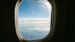 飞机窗外天空景色，云朵与阳光交织。 — 天空景观 壁紙