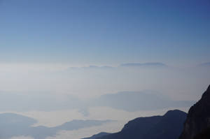 山間天空，雲霧遮蔽下方大地。