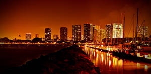 发光夜景城市与水面倒影壁纸 — 夜晚 壁紙